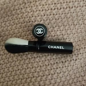 Chanel Retractable Dual-Head Face Brush